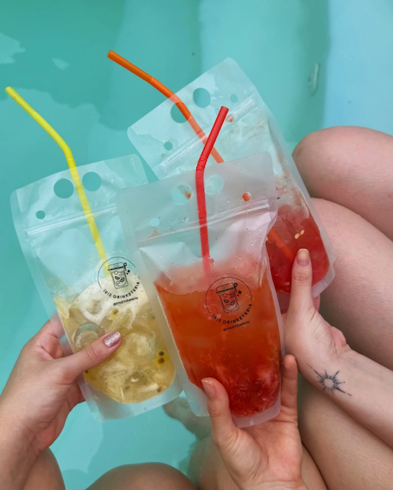 Caipirinhas servidas em embalagens personalizadas junto a piscina